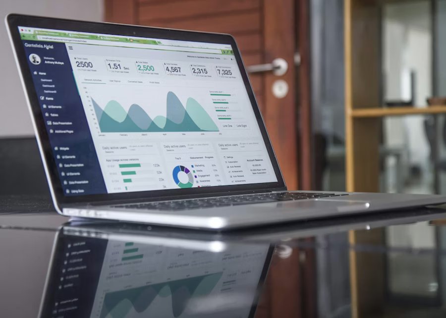 Sistemas empresariales, ERP, reportes y analítica